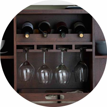 Design de suporte para vinhos e copos de vidro pendurados.